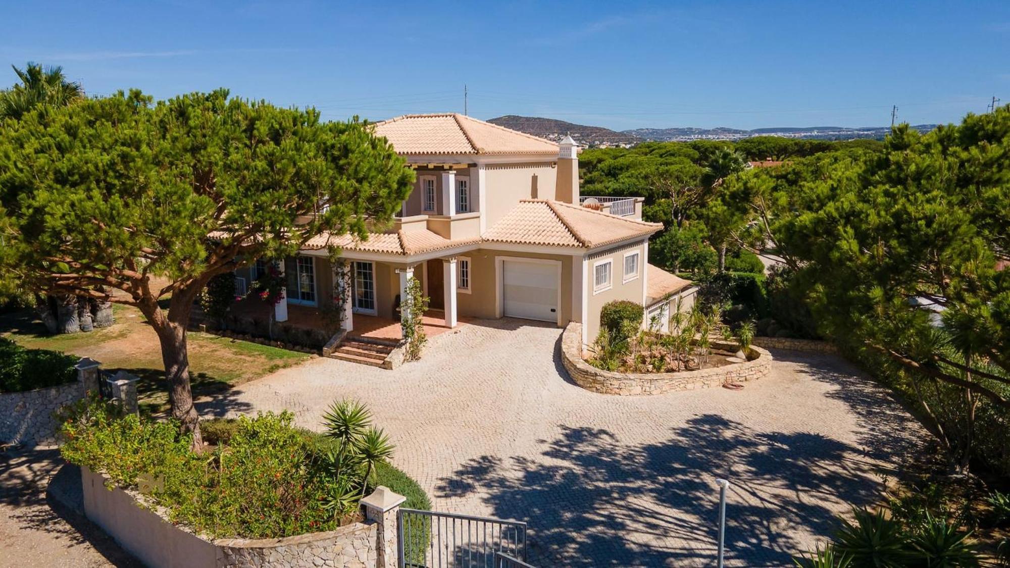 Luxuosa Moradia V5 Em - Greice Homes Villa
